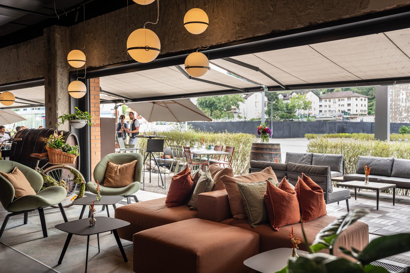 Lounge mit Blick zur Terrasse