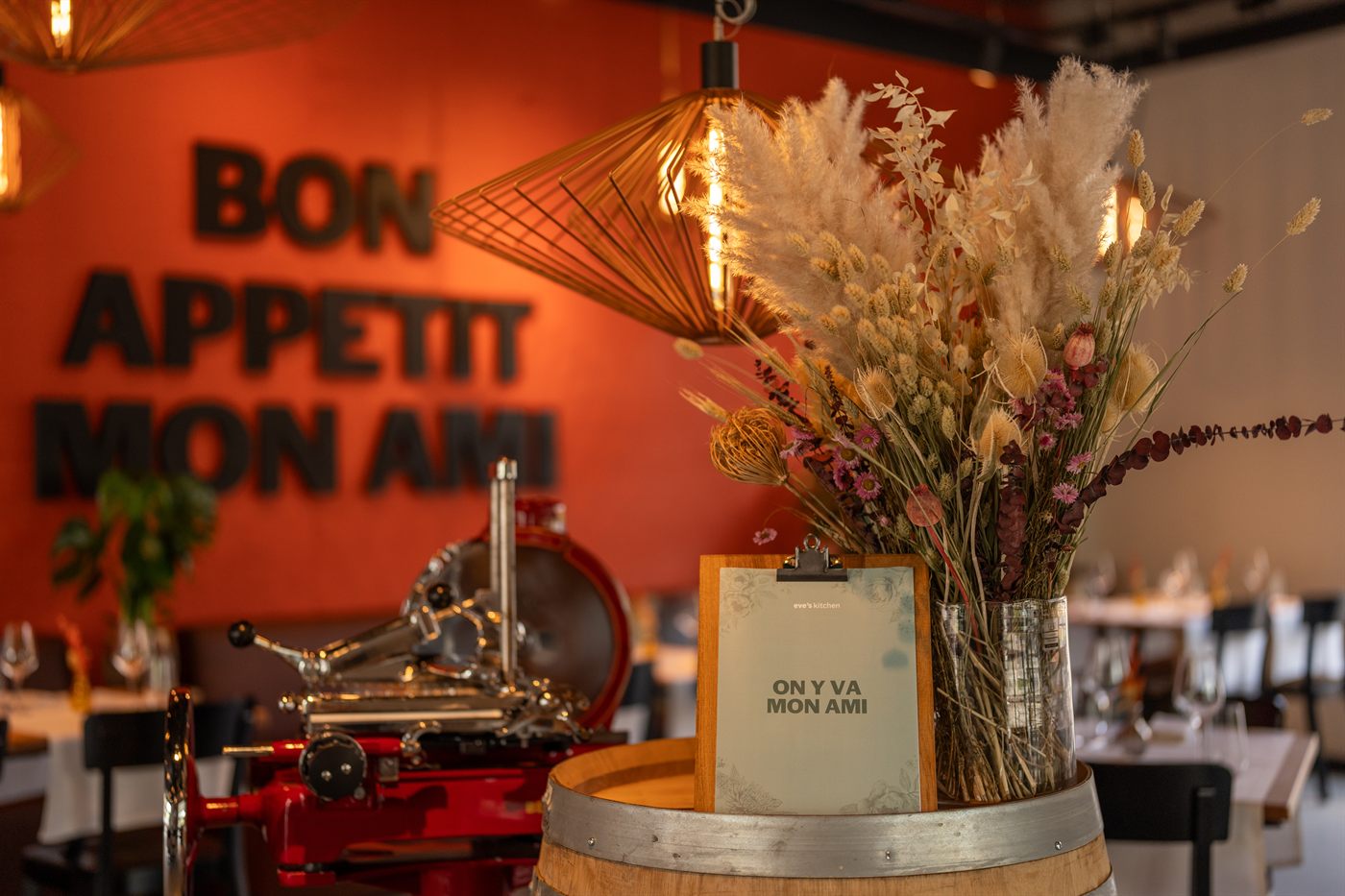 Bon appétit, mon ami · Schriftzug an der Wand